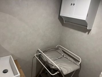 おむつ替えベッド　トイレにあります。 - TRIAL HOUSE キッズスペース有り　レンタルスペースの設備の写真