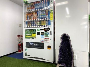 フロア内に自販機あります🎵
便利です🎵 - 多目的スペース『ID floor』 多目的スペース IDFloor🌳🍃✨の室内の写真