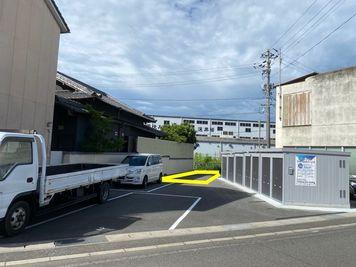 クルマは現地右隣の〔Garage＆Trunk〕に停めてください。
5番・6番（3番の後方）がご利用頂けます。 - アメリカンダイナースタジオ糸崎 【4名様まではこちら】アメリカンダイナースタジオ糸崎の室内の写真