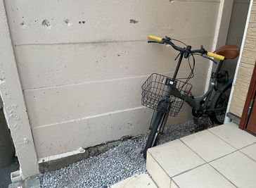 玄関前に自転車を置けます。
事前に連絡いただければ場所を確保いたします。当日も１階受付にて営業中の際は対応致します - エイトボディ 【幡ヶ谷駅徒歩２分】エイトボディの入口の写真