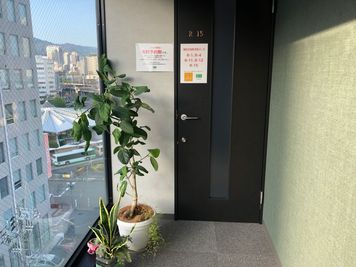 神戸駅前コワーキングスペース Suki_ma（スキマ） ２名料金_広い完全個室ブース_神戸駅前スキマ【R-1】 の室内の写真