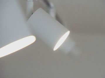 調光・調色機能付きのスポットライトです。シーンに応じて自由自在に調整可能です。
照明はこの他、蛍光灯も設置しています。 - SOLARI Rental Studio 日本橋 SOLARI レンタルスタジオ 日本橋の設備の写真