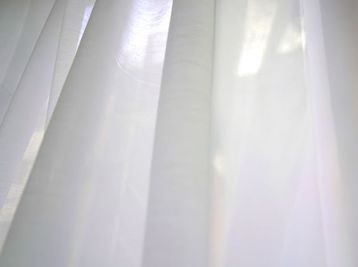 透け感がありながら、しっかり遮像効果のあるレースカーテンを設置しています。
陽の光を取り入れつつ、防犯面で気になる方も安心してお使いいただけます。 - SOLARI Rental Studio 日本橋 SOLARI レンタルスタジオ 日本橋の設備の写真