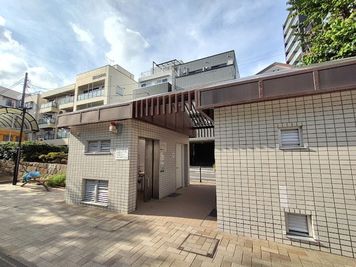 近隣の公園のトイレです。
女性専用トイレ（洋式）、男性用トイレ（洋式、小便器）、多目的トイレがあります。比較的きれいなトイレです。 - レンタルスタジオSunny 大塚・新大塚店 大塚・新大塚店のその他の写真