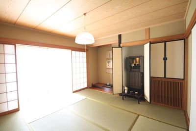 純和室、仏壇有り、広縁あります - 星の宮ハウススタジオ 一般的な家庭生活が撮影できるハウススタジオの室内の写真