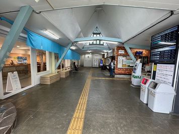 本スペースは、伊豆稲取駅の改札を出た正面にあります。 - まちのレセプション　ようようのその他の写真