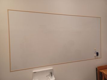 120cm×240cmのホワイトボードは、
ミーティングやお絵描きが出来ます！ - 鈴蘭台駅・ベルスト鈴蘭台 いろどりBASE　鈴蘭台の設備の写真