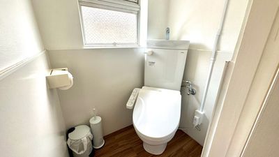 ウォシュレット式の太陽の光の入るトイレになります。トイレ内には丸い岩塩を置いて空間の浄化をしています。
 - レンタルスペース　『そのに』中目黒 ベッド4台、講座、勉強会、施術、何でもスペースの設備の写真