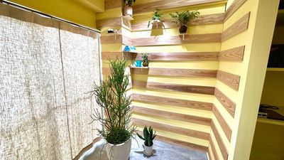 奥の部屋のコーナーには、植物、浄化用のクリスタル、バリ島の浄化作用の高いテジャクラソルトを置いてあります。
 - レンタルスペース　『そのに』中目黒 ベッド4台、講座、勉強会、施術、何でもスペースの室内の写真