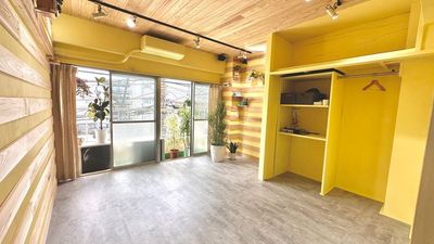 奥の部屋の窓をあけて、ベッドを収納した写真。ベッド施術以外のヨガやレッスン、講座などにもご活用出来ます。
展示会などにもご活用出来ます。
 - レンタルスペース　『そのに』中目黒 ベッド4台、講座、勉強会、施術、何でもスペースの室内の写真