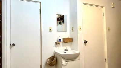 手洗い場。無添加のハンドソープがございますので、ご利用下さい。写真の左側がトイレになります。
トイレはウォシュレットになっています。
 - レンタルスペース　『そのに』中目黒 ベッド4台、講座、勉強会、施術、何でもスペースの設備の写真