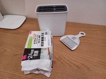 掃除用具をご用意しておりますので、
退室前には清掃のご協力をお願いいたします！
※ごみ箱にはウエットシート等のみ捨てる事が可能です。 - 鈴蘭台駅・ベルスト鈴蘭台 いろどりBASE　鈴蘭台の設備の写真