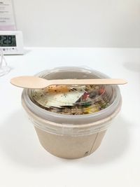 食事も可能です。
ただし、ニオイのきつい物、ラーメンなどの食べかすが残る汁物はご遠慮ください。 - チョコスぺ！｜レンタル会議室｜自習室｜天神大丸前｜ 【１名様】貸切プラン｜声出しOK｜リモート会議｜飲食可の室内の写真