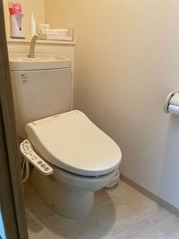 ウォシュレット付きトイレです - レンタルサロン　センター北 【女性限定】ワンルームマンションの個室エステルームの設備の写真