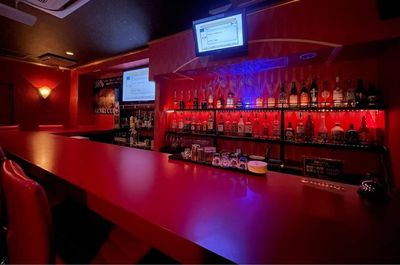 おしゃれなバーカウンターで雰囲気もGOOD - Bar Vermelho カラオケ付きバースペース　交流会・推し活にオススメ！の室内の写真