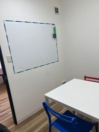 Meeting Room - SEIKA STUDY CAFE 心地良いコーヒーの香りとBGMが流れる自習室の室内の写真