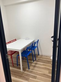 Meeting Room - SEIKA STUDY CAFE 心地良いコーヒーの香りとBGMが流れる自習室の室内の写真