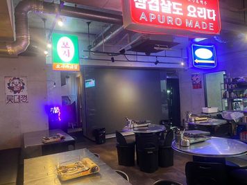 小さな韓国あぷろ四ツ橋南船場店 壁面大モニター有り キッチン&壁面大モニター付きレンタルスペースの室内の写真