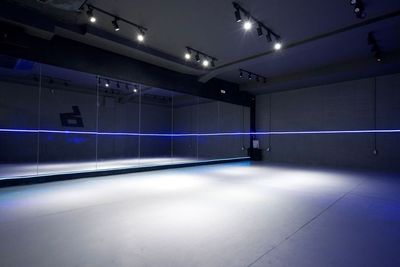 鏡前ライト - BillionDance ダンススタジオの室内の写真