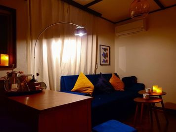 1階夜の雰囲気　ソファベッドでゆっくり映画鑑賞を - レンタルスペース代々木公園PASTI STUDIO レンタルスペース代々木公園 PASTI STUDIOの室内の写真