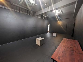 個展や小規模グループ展、ポップアップストアなどにご利用いただける黒壁/黒床の広さ34㎡、天井3m以上のギャラリースペース - Nissin Gallery Studio