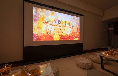 100インチスクリーンで映画鑑賞 - メロコトン池袋の室内の写真