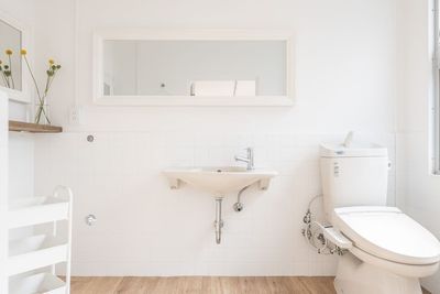 広々とした清潔なトイレは更衣室としてもご利用いただけます - ひろこばぁちゃんのスペース名古屋店 31～50名様専用の設備の写真