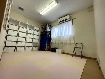 【更衣室】
更衣室も広々としており
ゆったりご準備頂けます。
収納棚もお使いいただけます。

お荷物を保管、置いておくことも
オプションで可能です。(要相談) - レンタルスペースYM 【足にやさしい】広々スタジオ　【駅ちか】【駐車場完備】の室内の写真