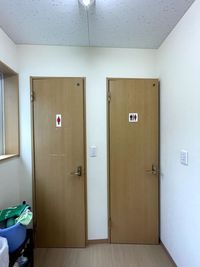 【トイレ】
洋式トイレも施設内にご用意あります - レンタルスペースYM 【足にやさしい】広々スタジオ　【駅ちか】【駐車場完備】の設備の写真