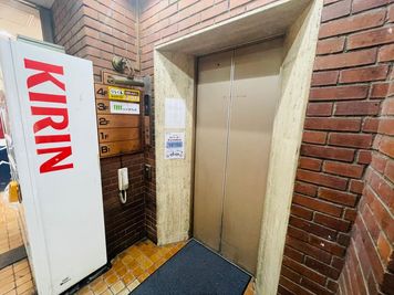 いいオフィス新宿西口 【新宿駅から徒歩1分】1名個室(個室11)の入口の写真