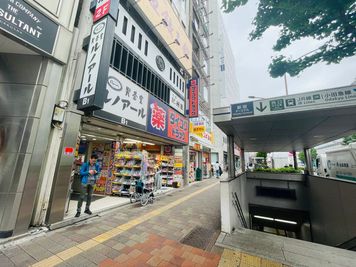 いいオフィス新宿西口 【新宿駅から徒歩1分】4名会議室(RoomB)の室内の写真