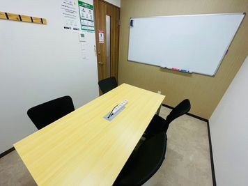 いいオフィス新宿西口 【新宿駅から徒歩1分】4名会議室(RoomB)の室内の写真