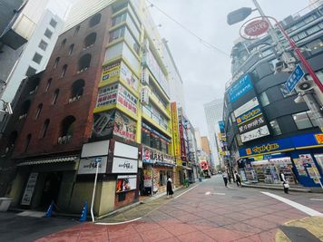 いいオフィス新宿西口 【新宿駅から徒歩1分】4名会議室(RoomB)の室内の写真