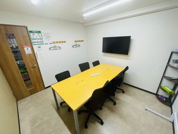 いいオフィス新宿西口 【新宿駅から徒歩1分】6名会議室(RoomA)の室内の写真