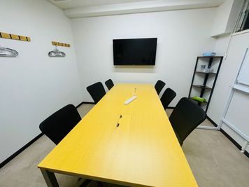 いいオフィス新宿西口 【新宿駅から徒歩1分】6名会議室(RoomA)の室内の写真