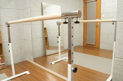 レッスンバーの長さは150cm。高さは75cm～105cmまで6段階が可能 - はいから個室スタジオ　大森店 Cスタジオ／個人練習専用の個室～楽器・ダンス・ バレエ・ ヨガの設備の写真