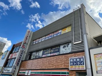 2階がレンタルジムです。 - enGYM二日市店 レンタルジムROOM1の外観の写真