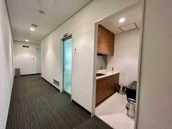 【給湯室・男子トイレ入口】 - TIME SHARING 品川センタービルディング 307の設備の写真