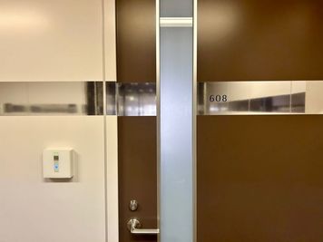 【ご予約の部屋を確認いただきカードキーをSECOMセンサーに当ててオートロックを解除ください】 - TIME SHARING 品川センタービルディング 608の入口の写真
