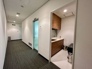 【給湯室・男子トイレ入口】 - TIME SHARING 品川センタービルディング 1203の設備の写真