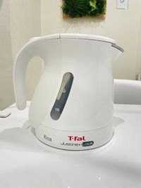 フットバス用のお湯を作る際やお茶出しをする際などにご利用いただけます。満水(1ℓ)を沸騰させる場合は5分ほどかかります。 - ネイル専用シェアサロンMieux 【関内駅徒歩2分】ネイル専用レンタルサロンMieux Bブースの設備の写真