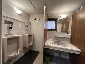 【男子トイレ：個室１、小便器２】 - TIME SHARING 赤坂 ニュートヨビル 3Bの設備の写真