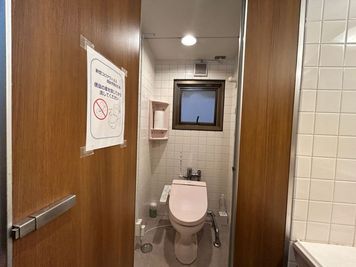 【女子トイレ：個室１】 - TIME SHARING 赤坂 ニュートヨビル 3Bの設備の写真