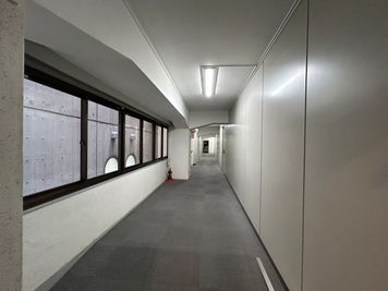 【3B会議室の入り口は長い通路の一番手前になります】 - TIME SHARING 赤坂 ニュートヨビル 3Bの入口の写真