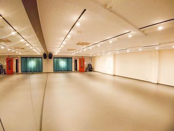 スタジオ内です。 - スタジオパックス 船橋店 【フラメンコ・タップダンス向け】K２ダンススタジオの室内の写真