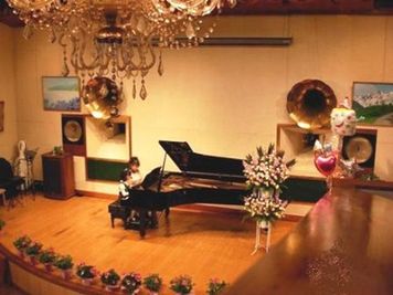 ピアノ発表会の様子 - 音楽サロン・シャコンヌの室内の写真