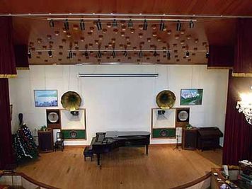 ホール正面（２Fより） - 音楽サロン・シャコンヌの室内の写真