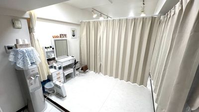 カーテンで分けることができます - 美容鍼灸整体サロンmemola memola：梅田店の室内の写真