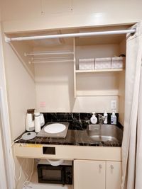 キッチンの様子（カーテンで目隠しできます）シンク下にティッシュ、トイレットペーパーの予備があります。 - 完全個室※女性専用 | 白金台駅1分 | 目黒駅13分  白金台の白い部屋｜備品充実の完全個室の室内の写真