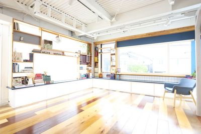 2階　BOOKカフェスタジオA - スマイルスタジオ　覚王山店 名古屋　お洒落な大型写真撮影スタジオの室内の写真